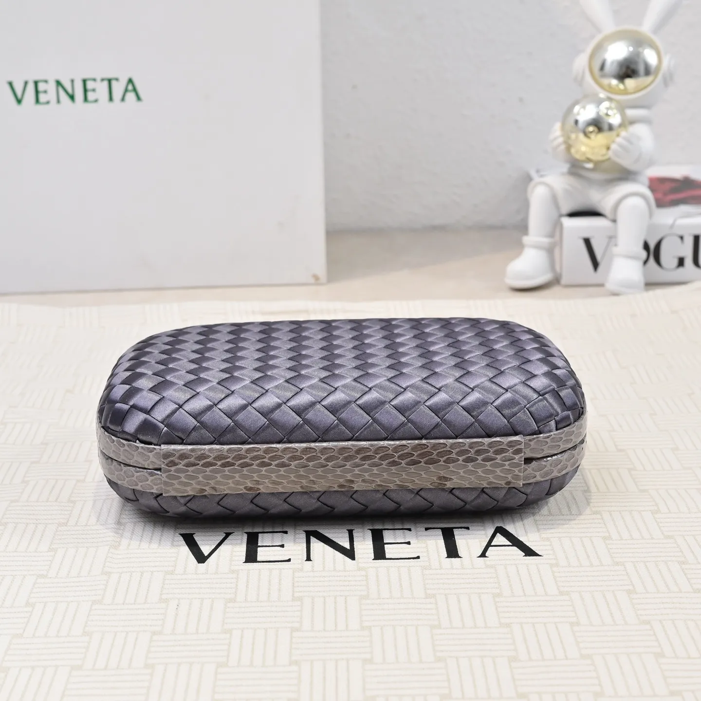 Batch 1460 #BV Knot woven evening bag series ~ Each bag reveals exquisite elegance💫Iconic classic silk weaving➕snake skin trimming with knot buckle, soft and delicate feel. The design is small and exquisite, low-key without logo, elegant and elegant. Paired with evening dress or cheongsam, it has the atmosphere of a famous and wealthy lady. Full of aura and invincible texture💃 Model: 7622 Dimensions: 20x12x5.5